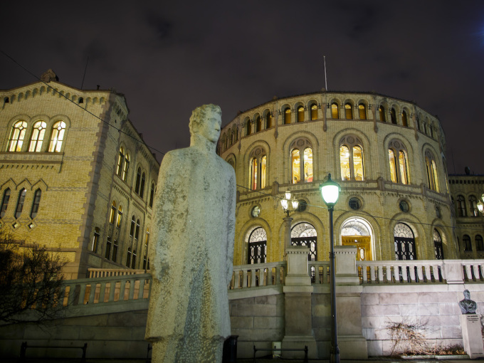 Det ble reist en statue av Kong Christian Frederik utenfor Stortinget i forbindelse med Grunnlovens 200-årsjubileum. Foto: Heiko Junge, NTB scanpix